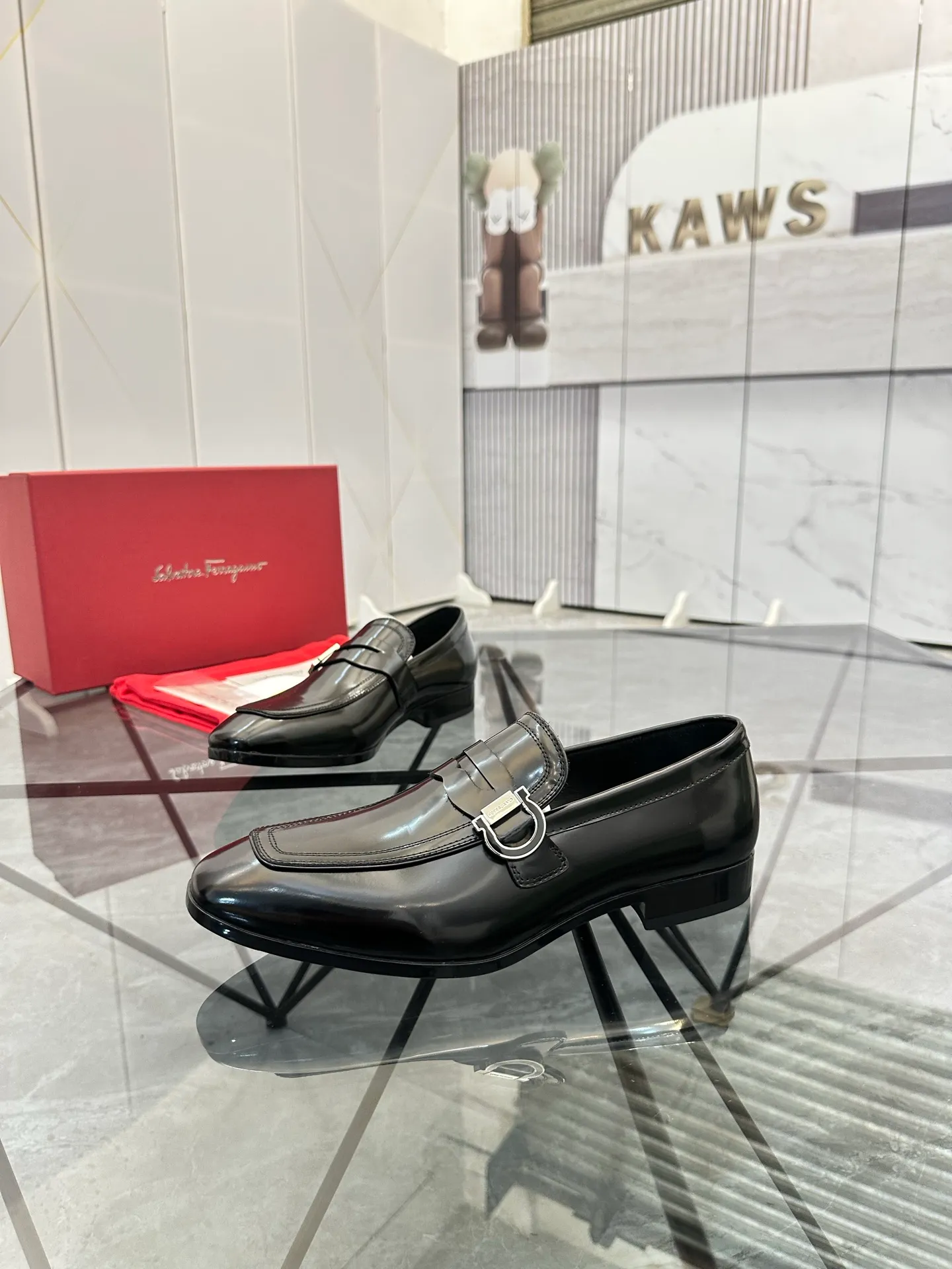 Men's shoes: 💰P640¥ High-end quality Product trademark: Ferragamo* "Ferragamo*" leather shoes Regular size: 38-44 (can be customized to 45.46.) Product materials: imported first-layer cowhide leather upper, cowhide lining, original outsole. Number: 688